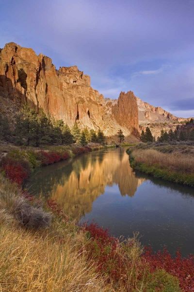 OR, Smith Rock SP Rock cliffs and Crooked River